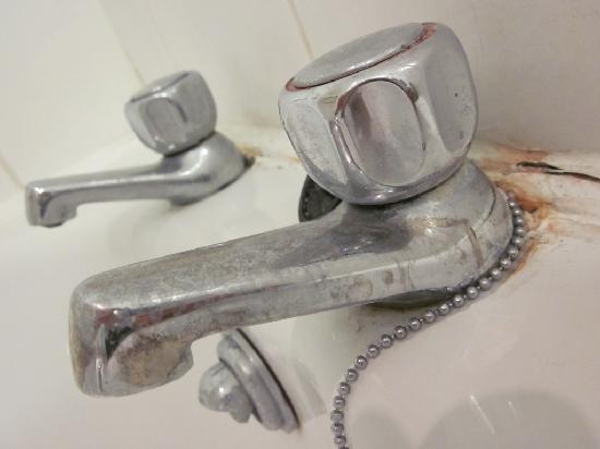 Come pulire il soffione doccia e rimuovere il calcare? - Ceramiche